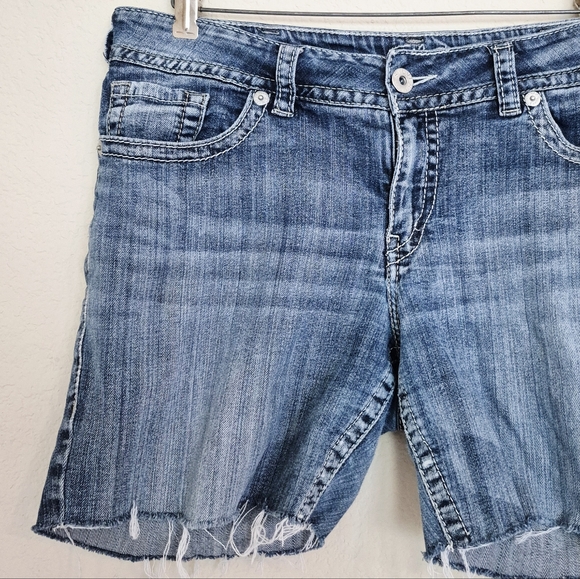 Silver Suki cutoff denim shorts with stretch - Picture 2 of 10